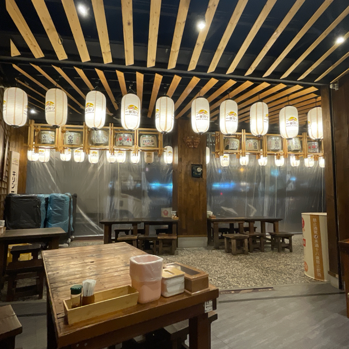 Vibe image of 港町十三番地 雙十店: 店內桌數不算少，店員人蠻少的，但動作都很迅速，服務也很好。
就是看著店員良好的服務以及好吃的菜，才讓 shot by 一刻又一嗑