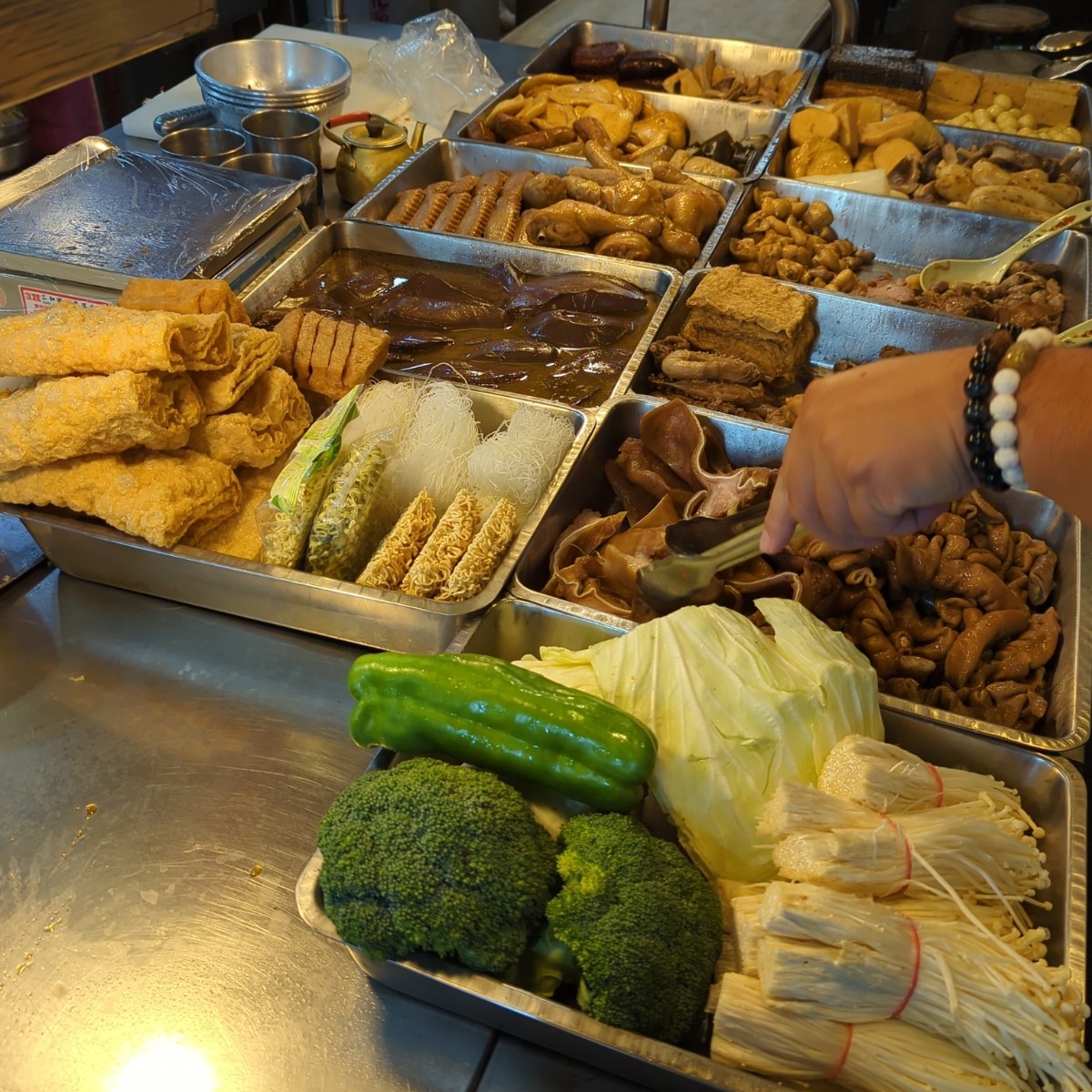 Vibe image of 南機場珍香滷味: 這邊的高麗菜跟花椰菜都是裝飾用，不要夾xD shot by 美食玩很大