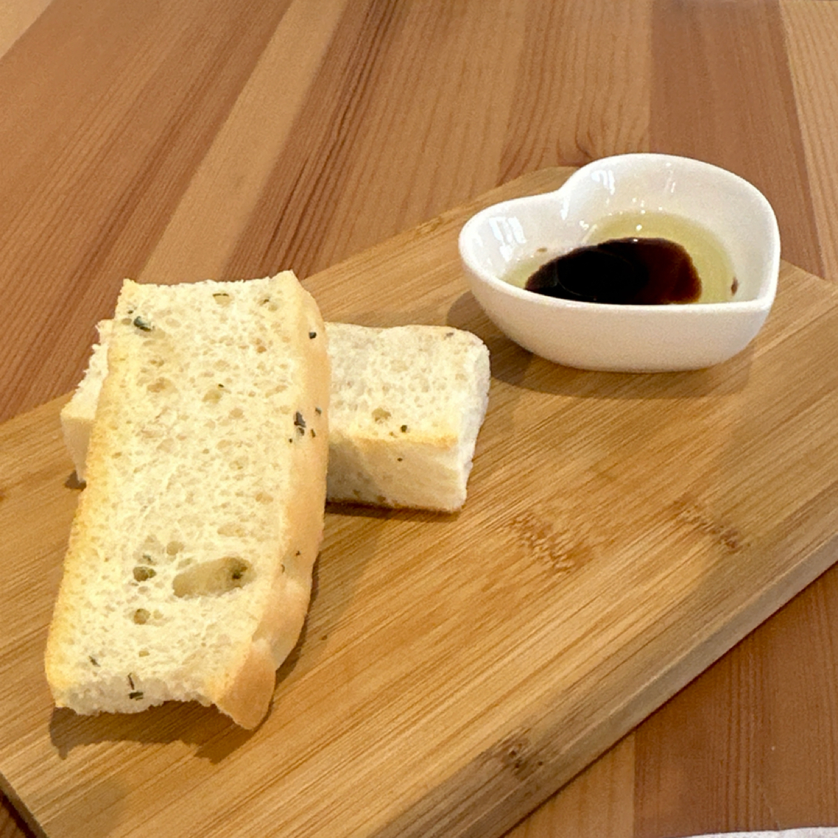Meal image of Meet Italy 義大利麵.焗烤.燉飯: 套餐的麵包跟油醋醬 shot by 阿波卡