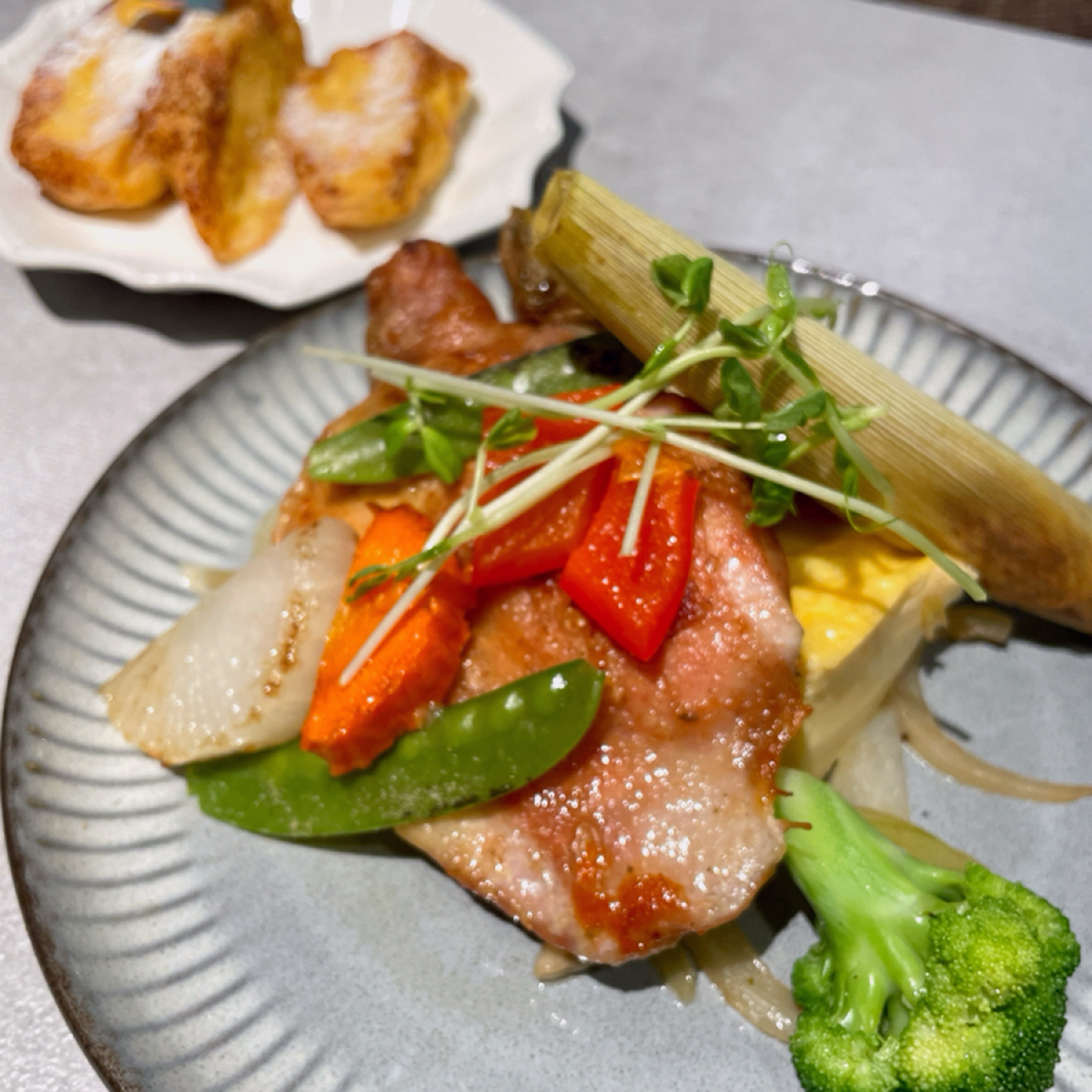 Meal image of 漾漾食光Y2 Cafe: ➰爐烤鮮嫩雞腿排398 shot by Shiny