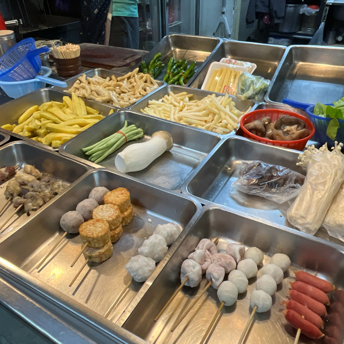 Meal image of 頂好鹽酥雞麻辣燙: 食材基本上看起來都滿乾淨整齊的，但吃下去的感覺都沒有看起來來的好。如果是葉菜類的話比較沒有差別。 shot by Yo