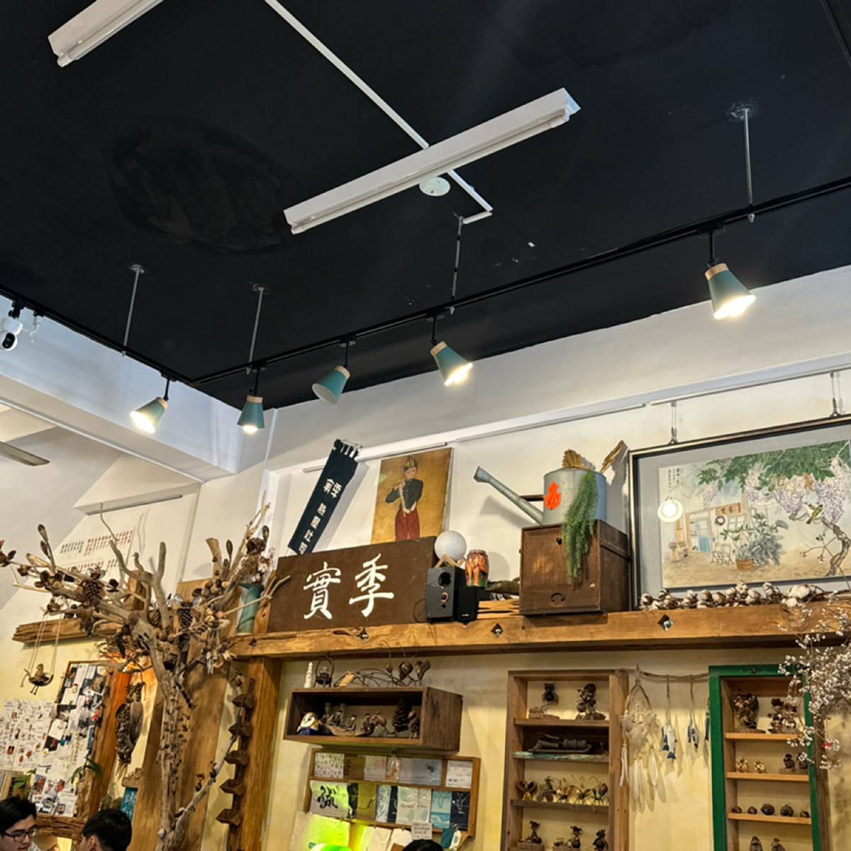 實季 Seedson Coffee  的外觀氛圍圖片：實季店標 由食、動、健康 拍攝