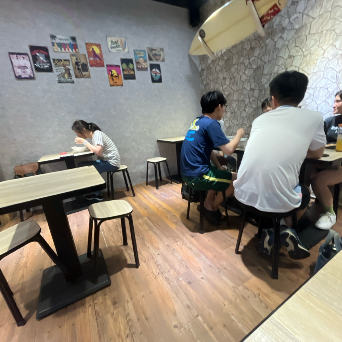 牛棚牛肉麵 的外觀氛圍圖片：內用座位區沒有很多位子 由打工仔 拍攝