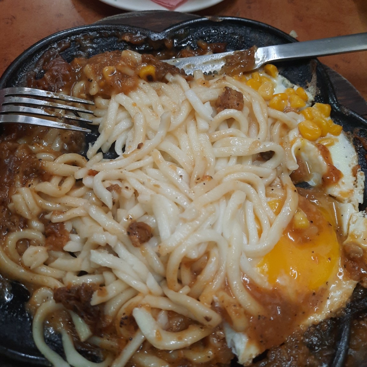 Meal image of 亞迪平價牛排: 把肉吃完以後，可以看到烏龍麵的份量有這些， 麵體本身偏軟，而且由於醬的不足顯得有些無味； 排餐本身的 shot by emo小孩
