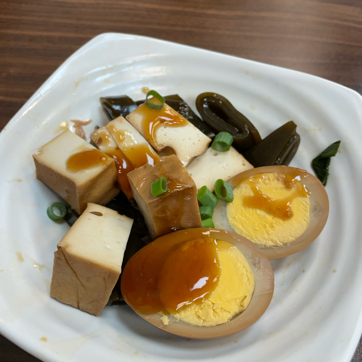 Meal image of 鮮魚鱻蝦仁飯: 百頁豆腐&#x2F;海帶&#x2F;滷蛋 綜合 $55 🌕🌕🌕🌑🌑

大概就是滷味各來半份的意思，
作為配菜覺 shot by 一刻又一嗑