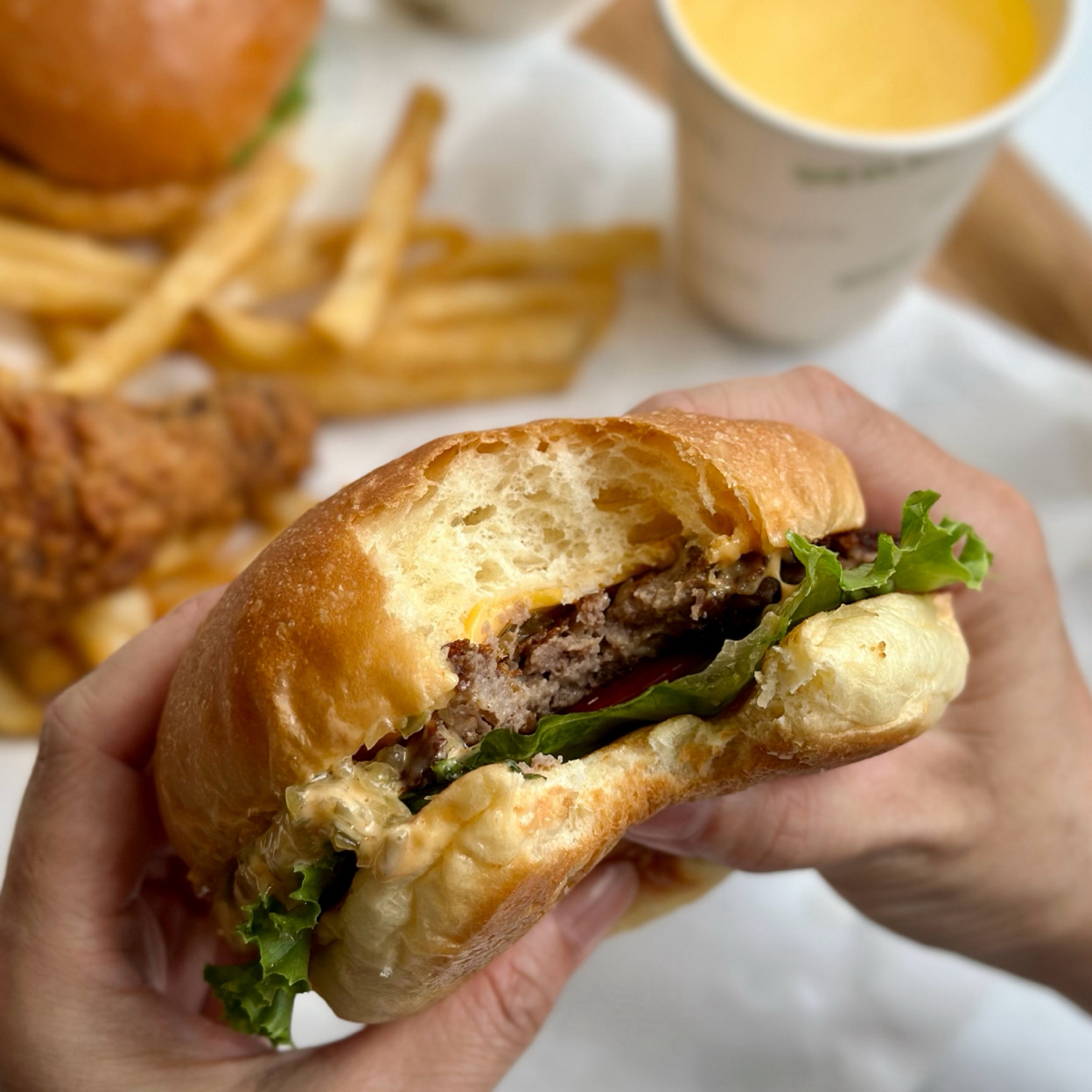 Meal image of 及時樂漢堡 Sizzlove Burger: 半筋半肉牛肉堡：內餡照 shot by 吃曼