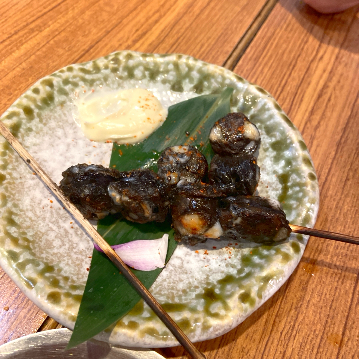 Meal image of 笑居樂食居酒屋小料理: 燒烤墨魚香腸 $169
香腸裡看得到紮實大塊的魷魚肉，旁邊搭配的是美乃滋醬，蠻神奇的，吃起來味道較溫 shot by 每個人都在找他的貓