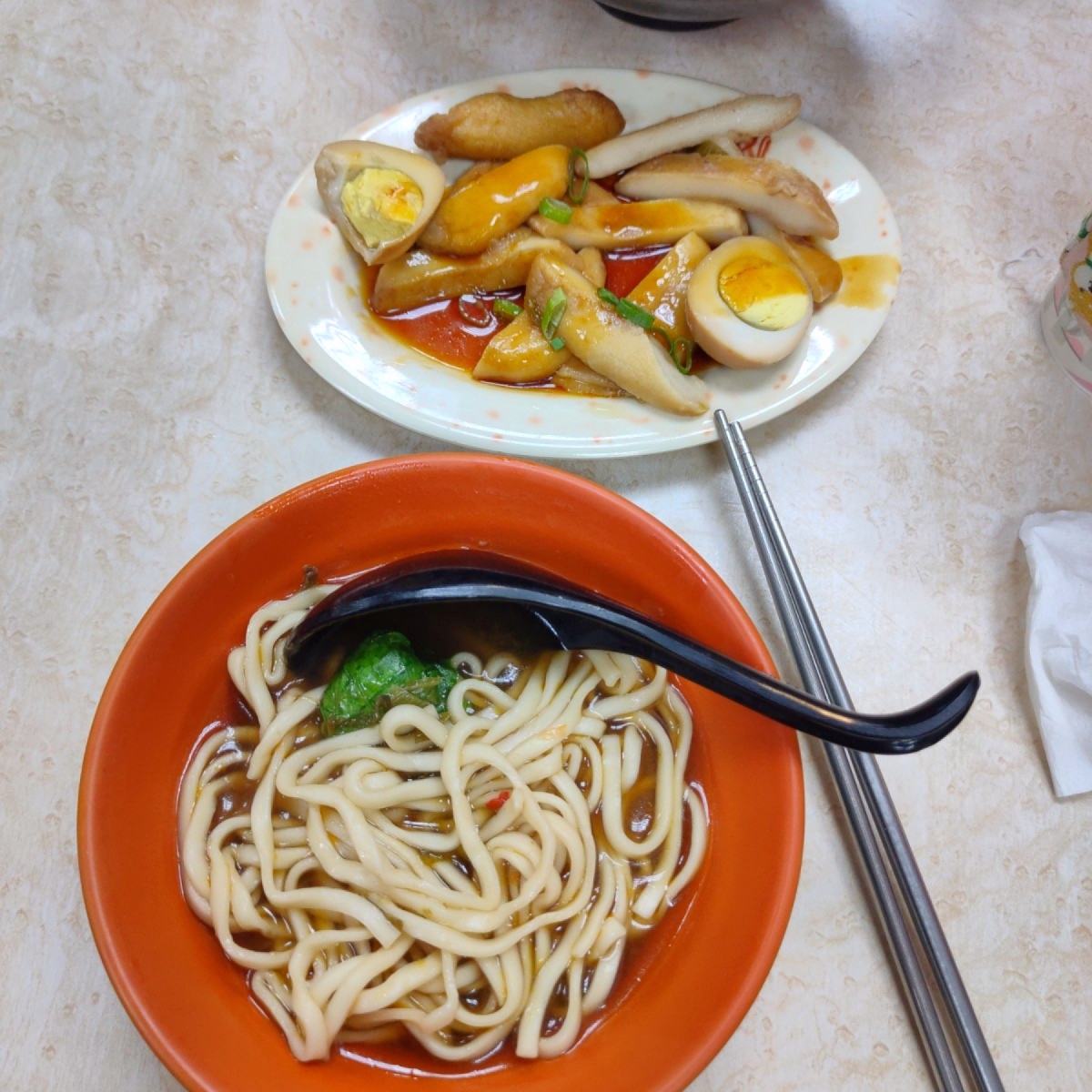 Meal image of 齒牛香牛肉麵: 牛肉湯麵+小菜（甜不辣、滷蛋）🤤 shot by 臉書搜尋花貴賓皮蛋