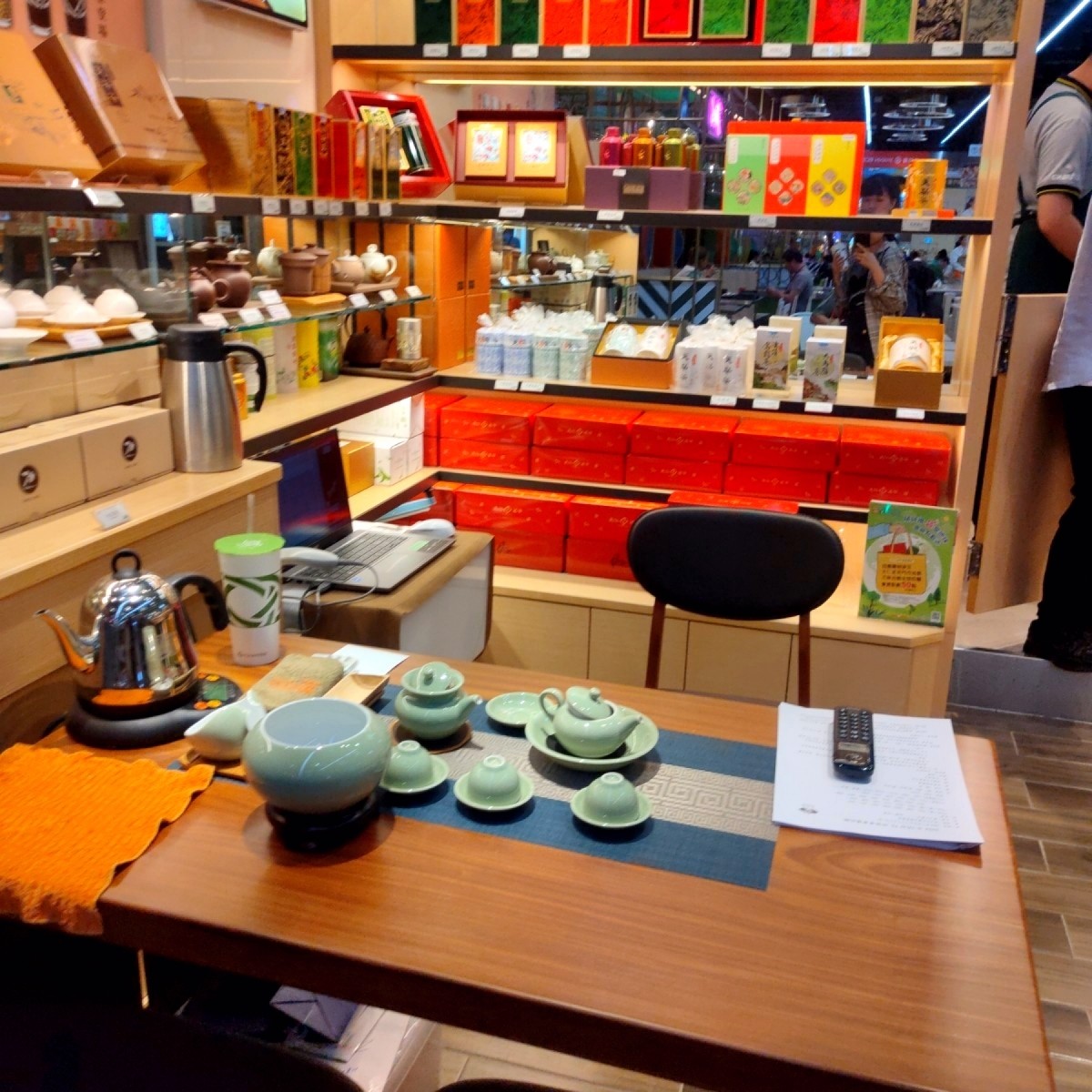 Vibe image of 天仁茗茶CHAFFEE 汐止遠雄店: ✨ 天仁茗茶販售區

飲料櫃位旁邊有販售天仁茗茶的茶包及茶具...等等，很適合喜歡自己泡茶跟朋友☺️ shot by 臉書搜尋花貴賓皮蛋