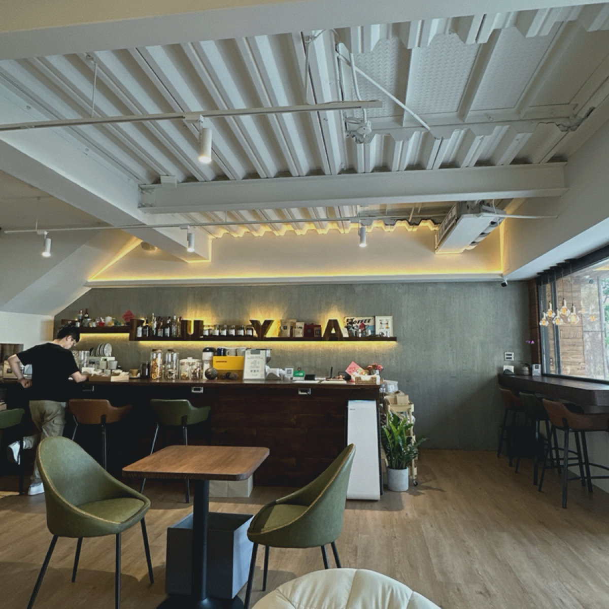Vibe image of HUYA Coffee: 內部的用餐空間非常明亮幹練，是可以放鬆用電腦喝咖啡的好場所 shot by 阿波卡