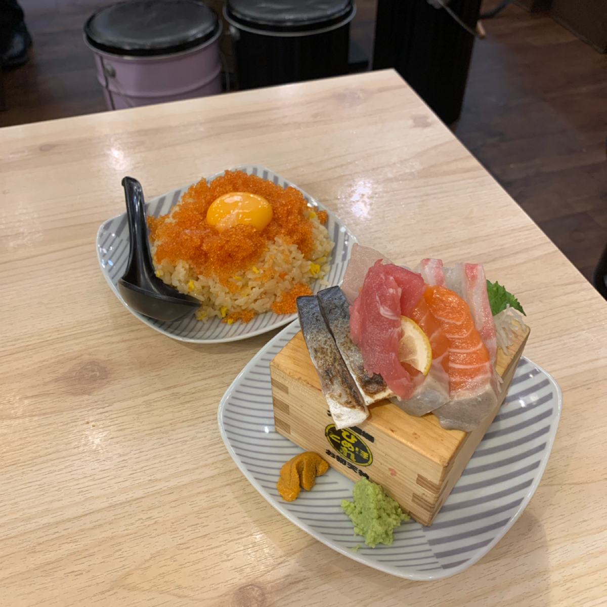 肉ト魚 大衆酒場 ひとめぼれ  梅田本店 のレストランの写真：とびっこチャーハン、刺身 byshoko 