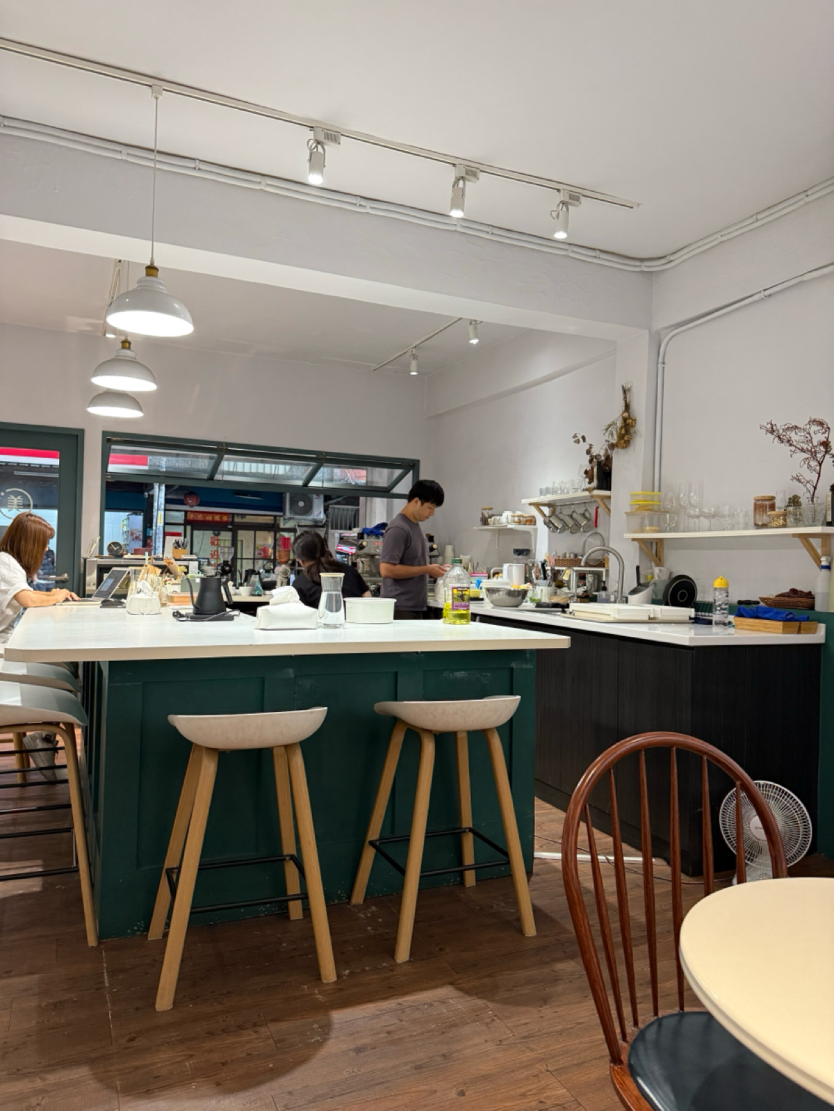 May i COFFEE you ? 美艾咖啡友 の雰囲気の写真：舒適的用餐環境
每個座位都有插座 by阿波卡 