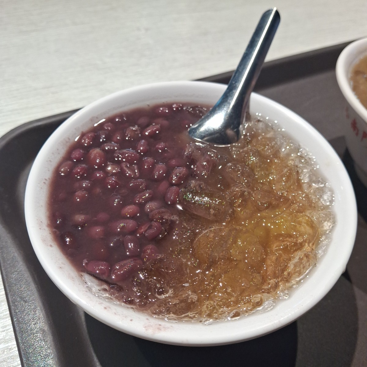 Meal image of 小南門豆花 統一時代百貨店: 我點的是紅豆+粉粿，冰的，那因為這是菜單上沒有的，而且好像算另外加料吧？所以一碗是65元。

吃起來 shot by 美食肥之豬