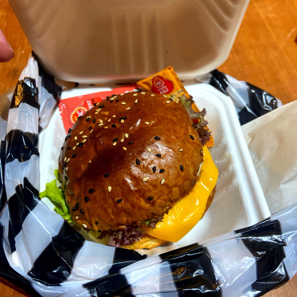 Meal image of Shinta Warung: House Burger ( IDR70000 )
漢堡皮微微烤焦，但不影響味道。 shot by 每個人都在找他的貓