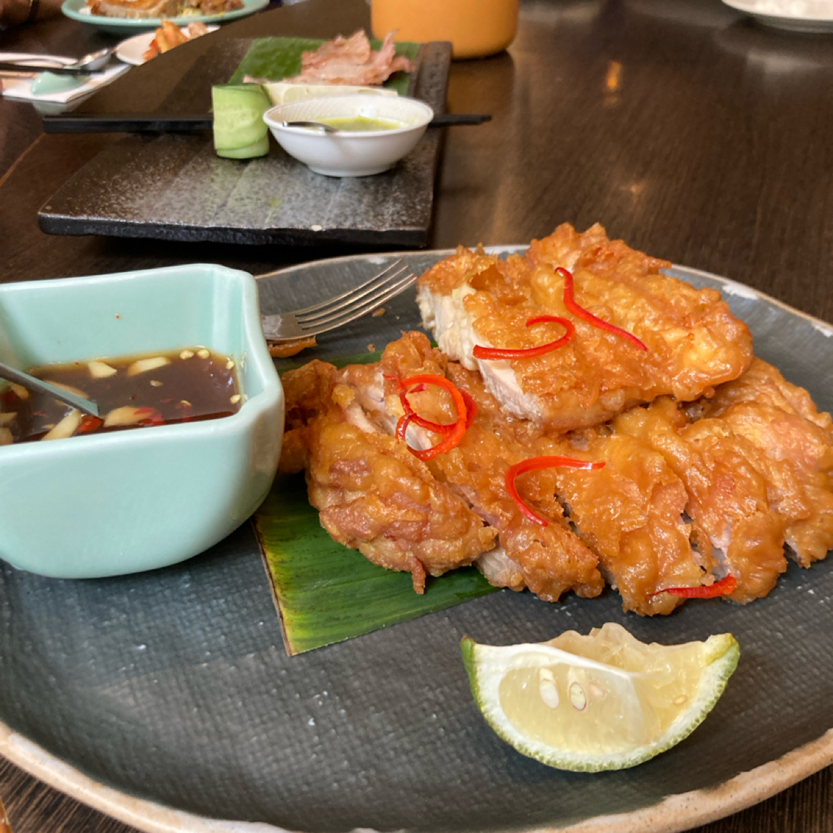 蘭那泰式餐廳 市政店 的餐點圖片：炸雞 由小蛙 拍攝
