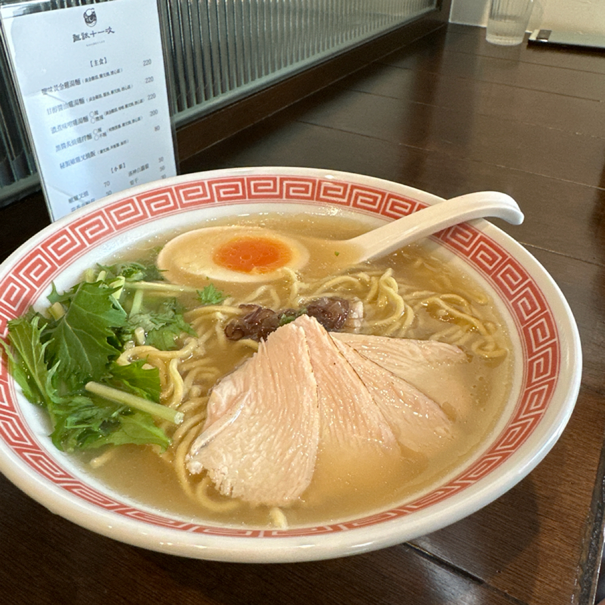 麵試十一次 錦州店 的餐點圖片：鹽味黃金雞湯麵

這是我朋友點的，湯頭味道非常清香，很像燉雞湯那種，我試喝了一口非常喜歡

我朋友則 由阿波卡 拍攝
