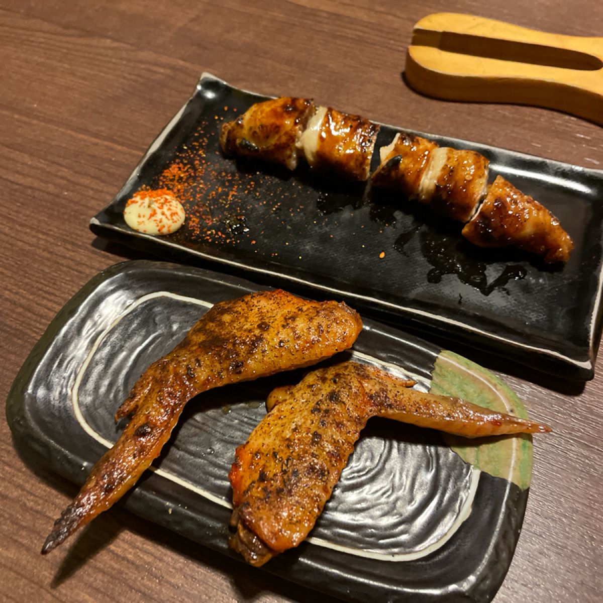 Meal image of 九日味噌燒肉丼專門店: 醬燒雞肉捲 $80
墨西哥香料辣雞翅 $70

雞肉捲覺得必點！
是烤到皮脆、有肉還有肉汁的那種雞肉 shot by 一刻又一嗑