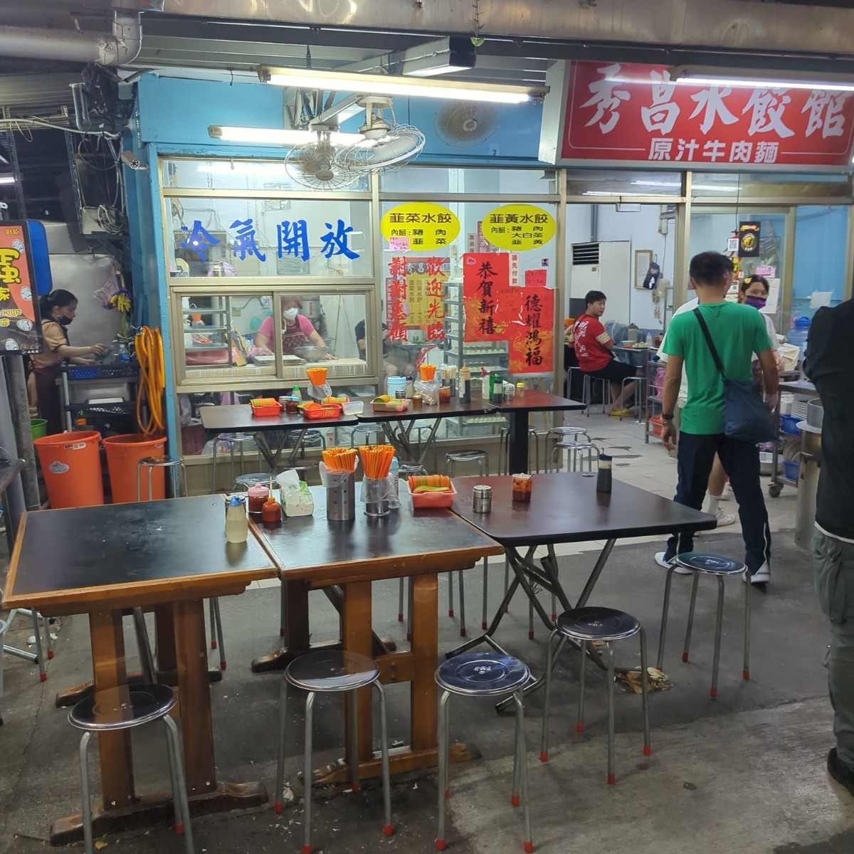 秀昌水餃 の雰囲気の写真：除了店內位置外，也有許多位置在店外 by美食玩很大 