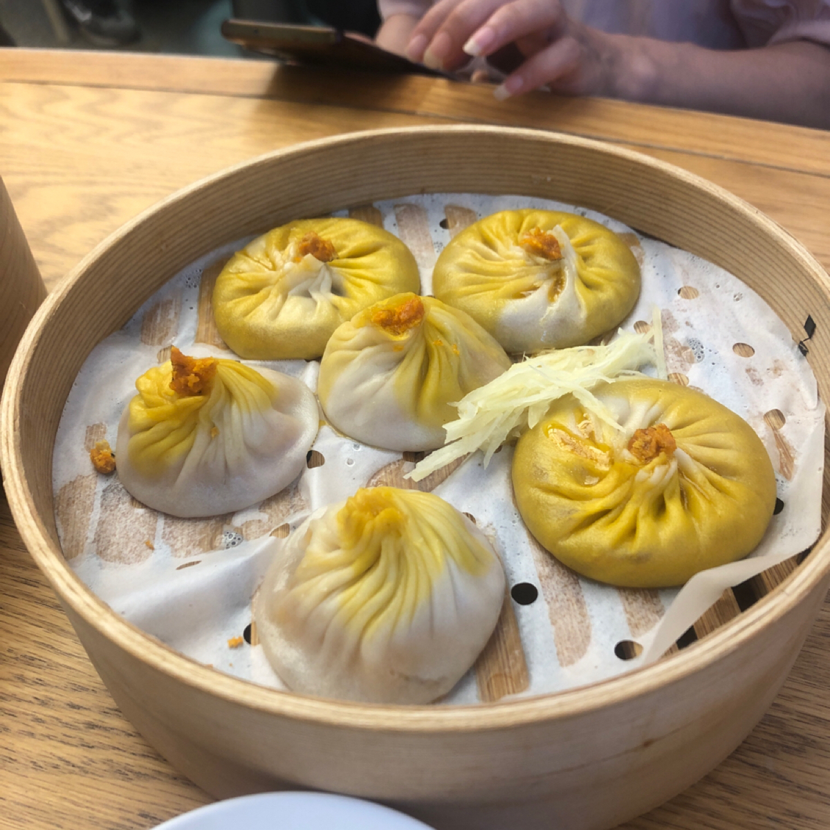 Meal image of  蘇小柳點心 湖濱in77C區店: 蟹粉雙拼小籠包 shot by Claudy