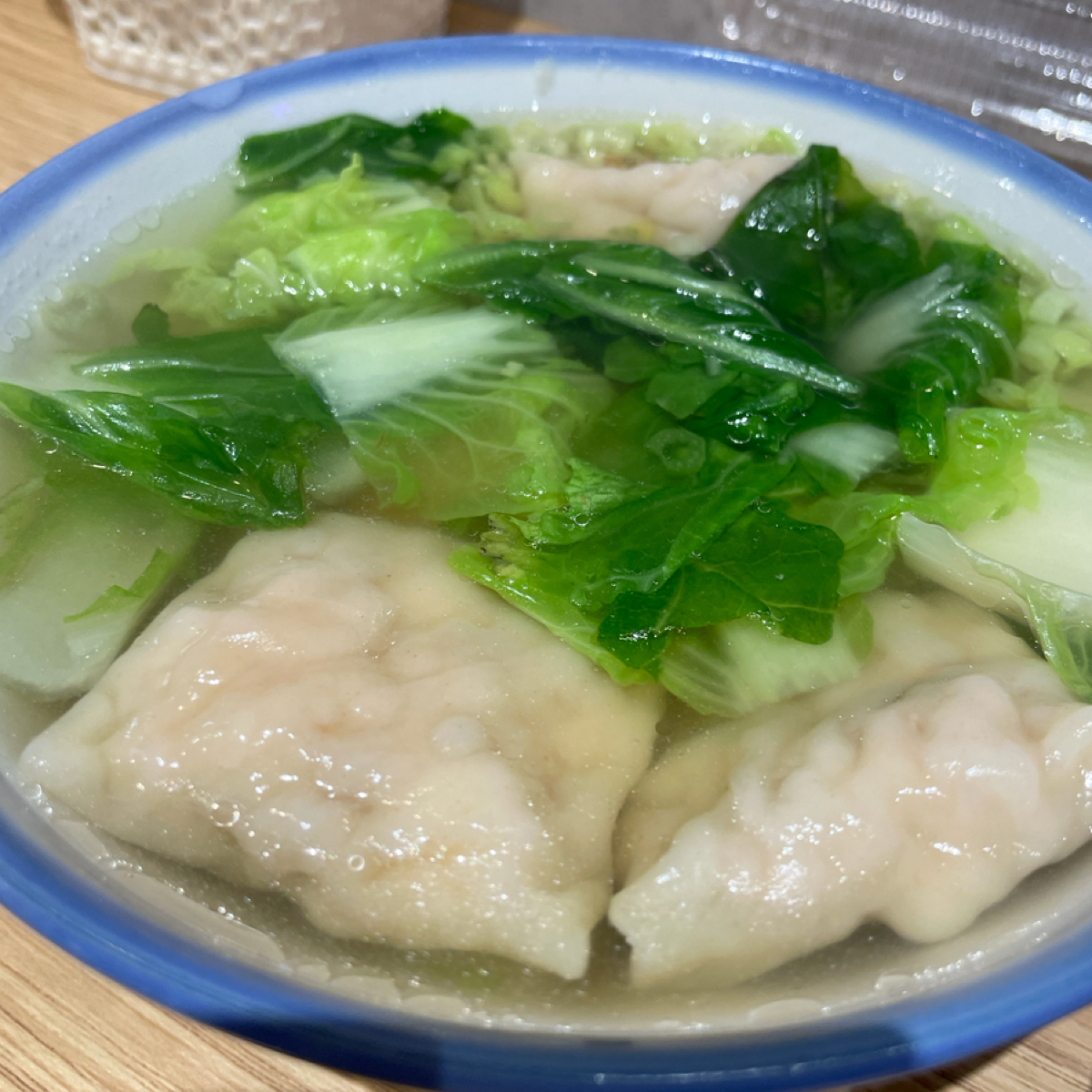 內餡交易 中和店 的餐點圖片：鮮蝦雲吞湯 由考拉 拍攝