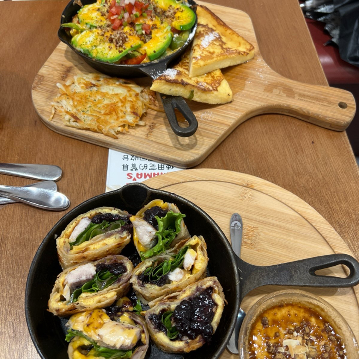 Meal image of MAMA&#39;S 鐵鍋早午餐 和平店: 酪梨烤鮮蔬起司烘蛋+藍莓雞肉起司蛋捲餅 shot by J_G_J