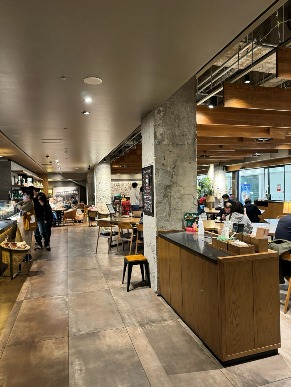 スターバックス コーヒー 岡山一番街店 的外觀氛圍圖片： 由Ana 拍攝