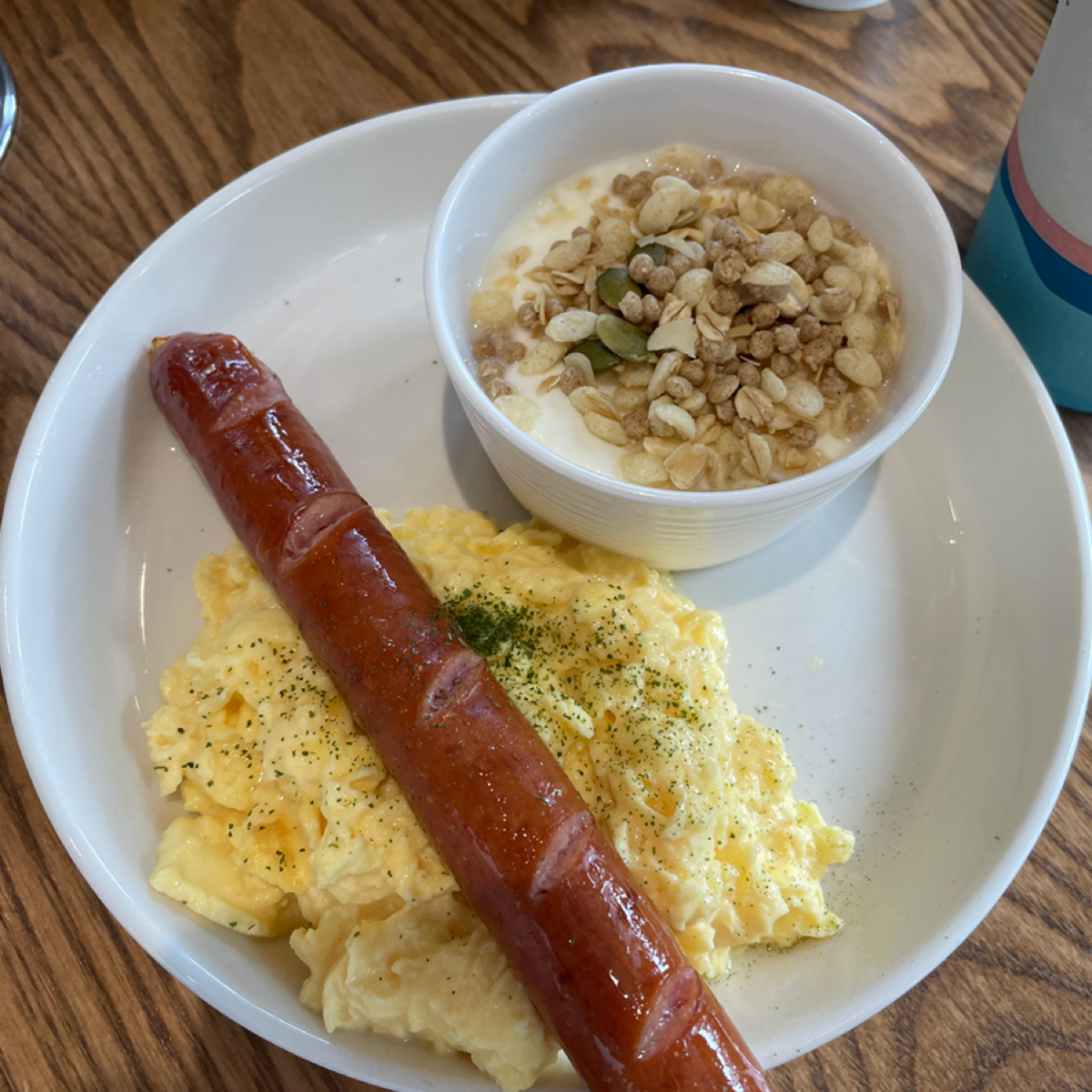 Meal image of Coppii Lumii living coffee 冉冉生活 經貿門市: 因為我們都太想吃優格和蛋了，所以兩人只有主菜不一樣。
這份選的是德國香腸！
（菜單有備註德國香腸含牛 shot by 一刻又一嗑