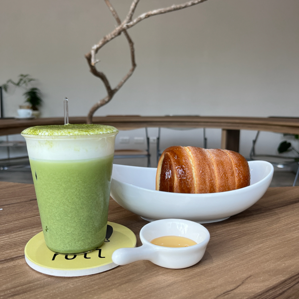Meal image of Roll coffee: 蜂蜜煙囪捲&amp;抹茶拿鐵 shot by Miu Lai