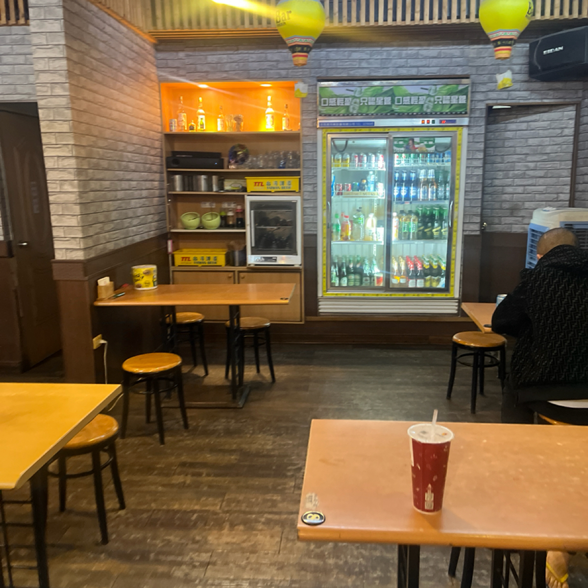 來點感性滷味 的外觀氛圍圖片：冰箱滿滿的飲料跟啤酒！ 由Yo 拍攝