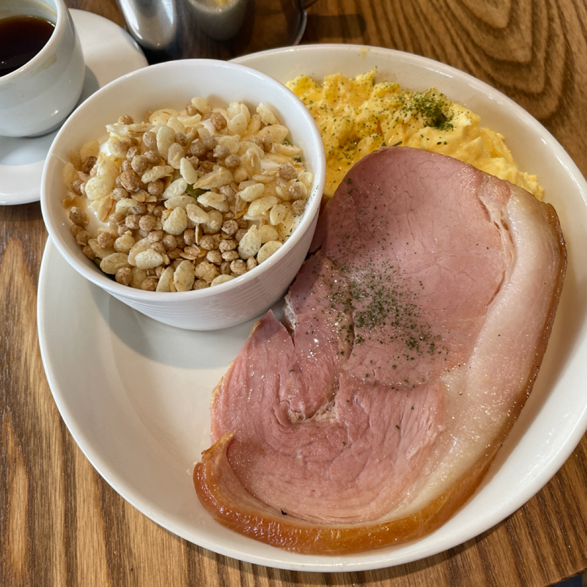 Meal image of Coppii Lumii living coffee 冉冉生活 經貿門市: 冉冉早餐配方 $208
簡單來說就是菜單上的A區、B區、C區各擇一組合而成，還會附飲料（咖啡&#x2F;果汁&#x2F; shot by 一刻又一嗑