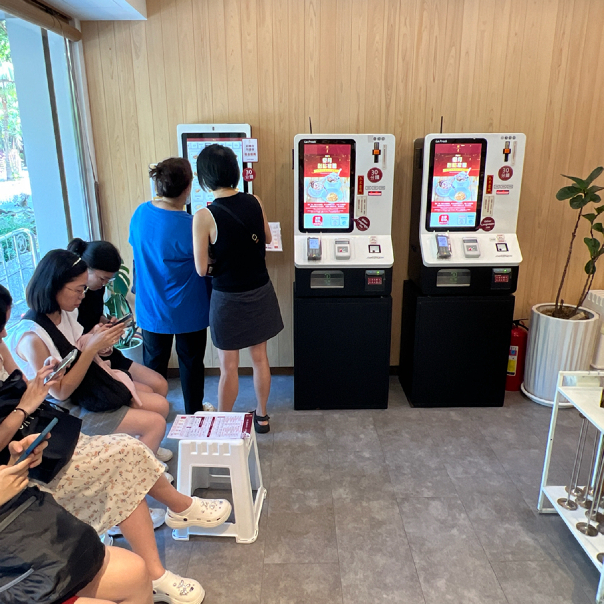 Vibe image of 雙月食品社 北投店:  shot by Sheng