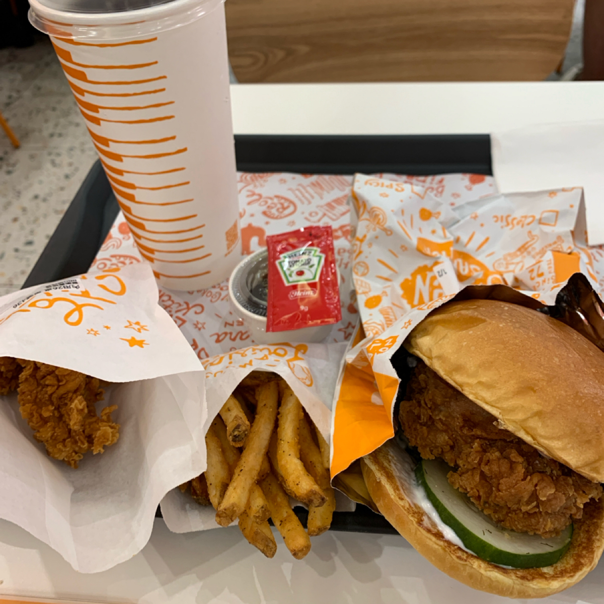 Meal image of Popeyes Chicken 台北許昌店: 勁厚布里歐雞腿堡（原味）套餐。

肯瓊裹漿脆脆薯條，應該算常見的美式薯條，看顏色就懂，吃過就懂得是什 shot by Food Scouter