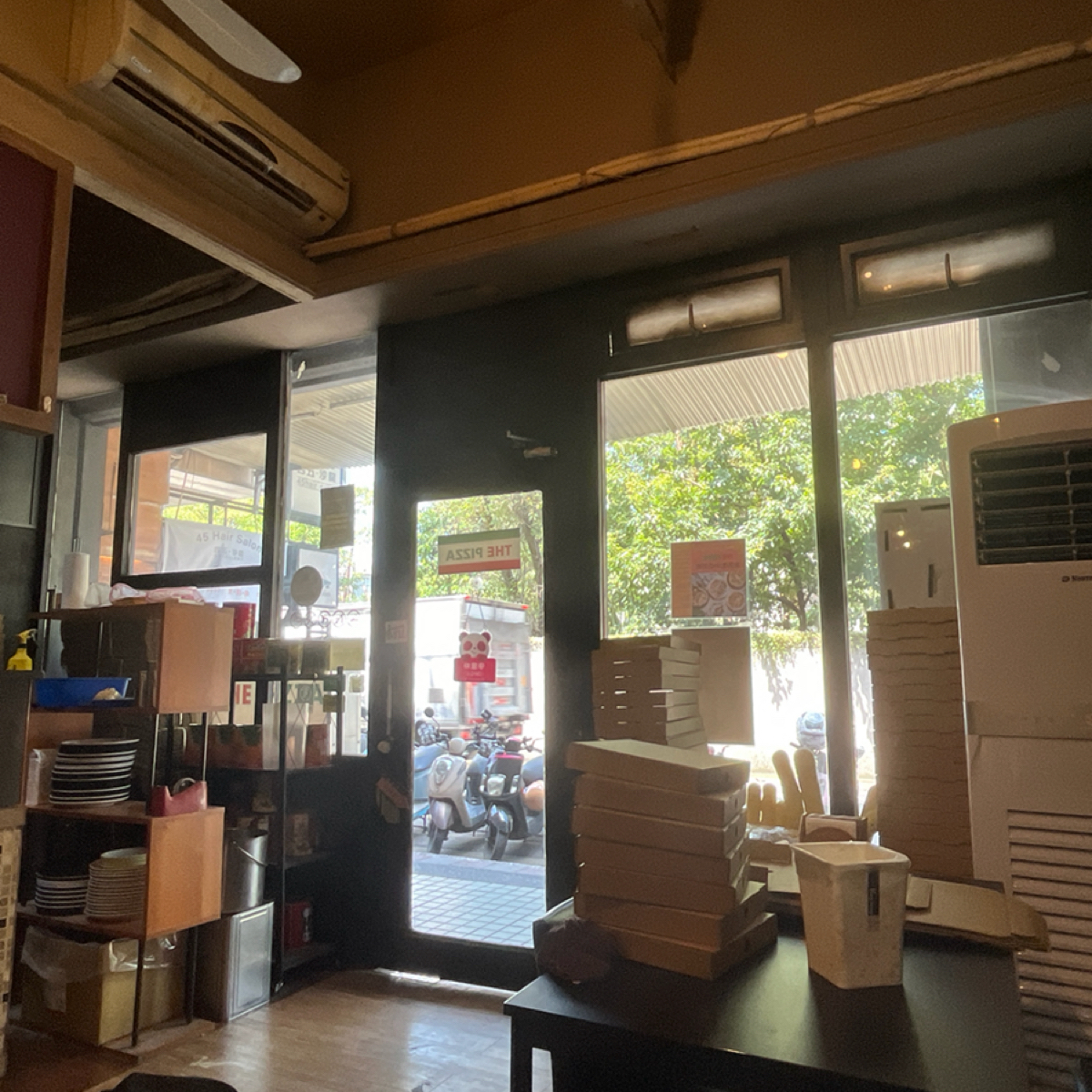 THE PIZZA 惹披薩吃到飽299&#x2F;349 の雰囲気の写真：從店內看店門口 byElsaaaaaa 