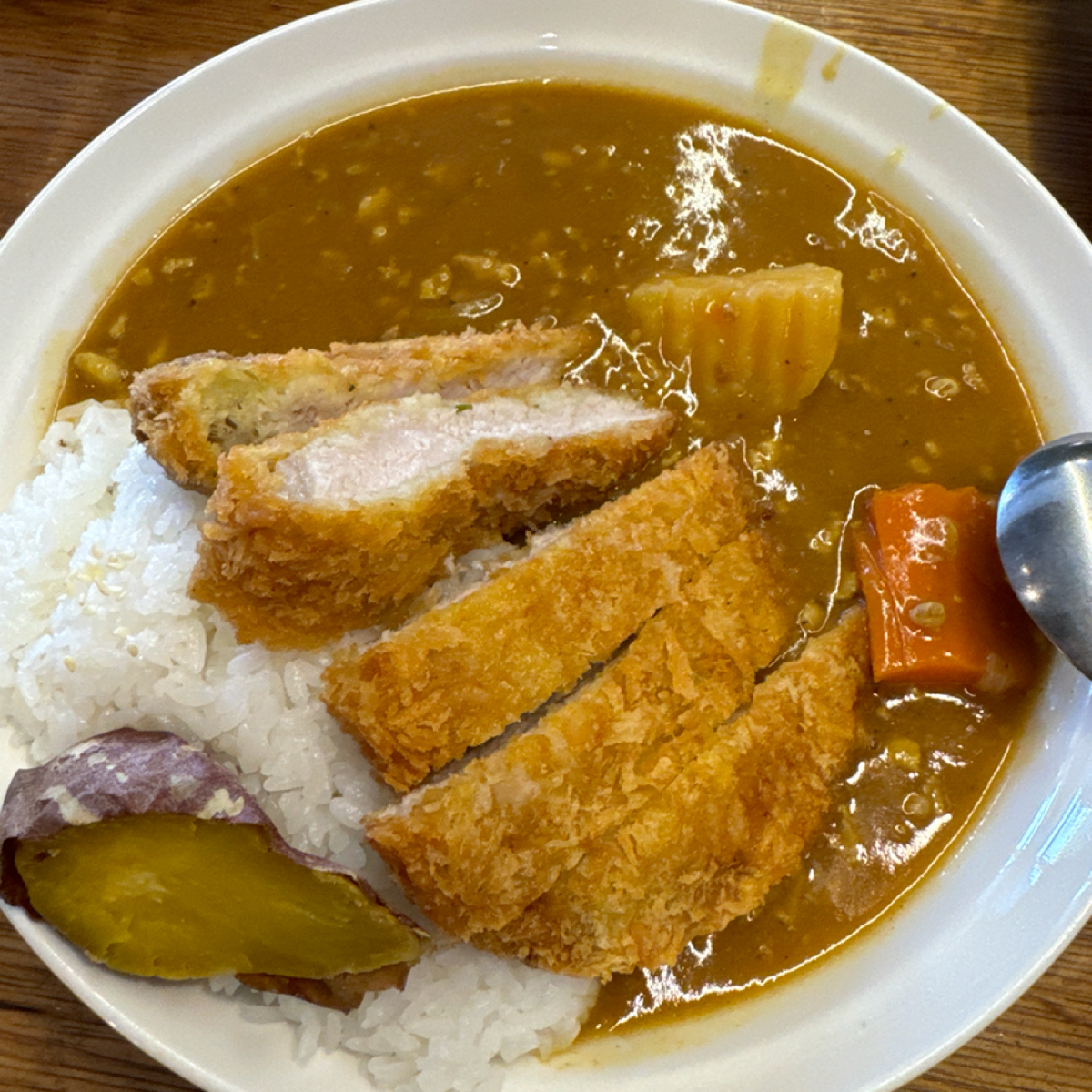花朵木餐廳 的餐點圖片：炸豬排咖哩飯 由食、動、健康 拍攝