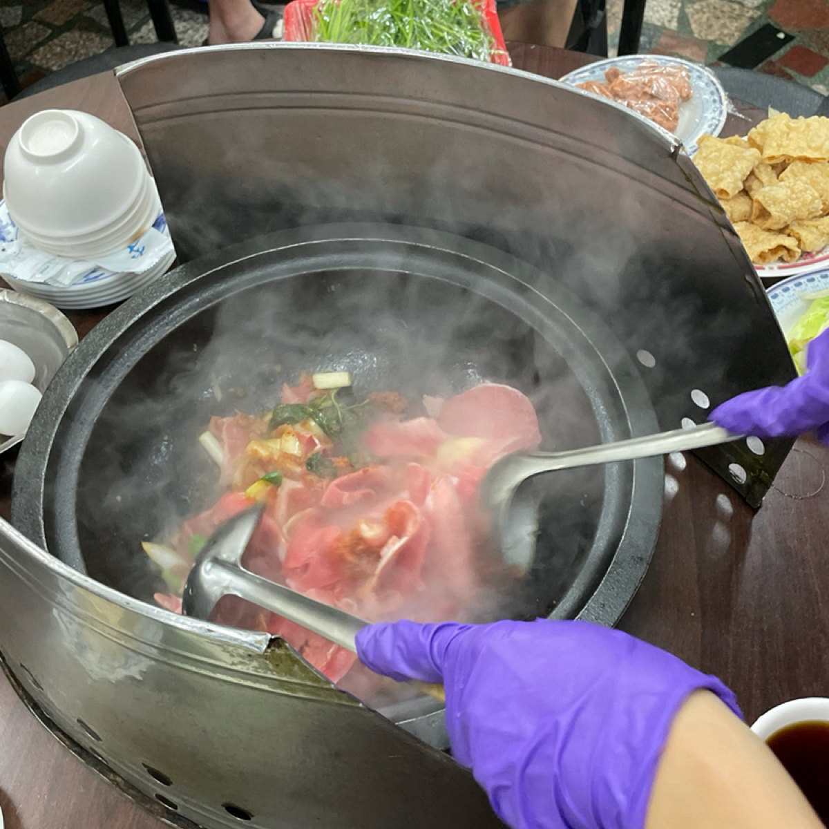 曾德自助火鍋城 的餐點圖片：店員會幫我們爆炒肉 由Freddy Liu 拍攝