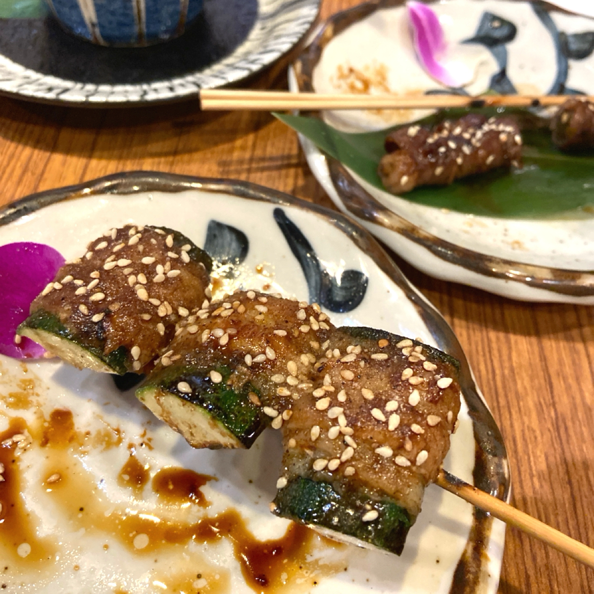 Meal image of 笑居樂食居酒屋小料理: 綠櫛瓜串 $99
這不是純粹的烤櫛瓜，櫛瓜表面還圈了一圈烤得香香的肉片（賺到？）多汁的櫛瓜配上肉片真 shot by 每個人都在找他的貓