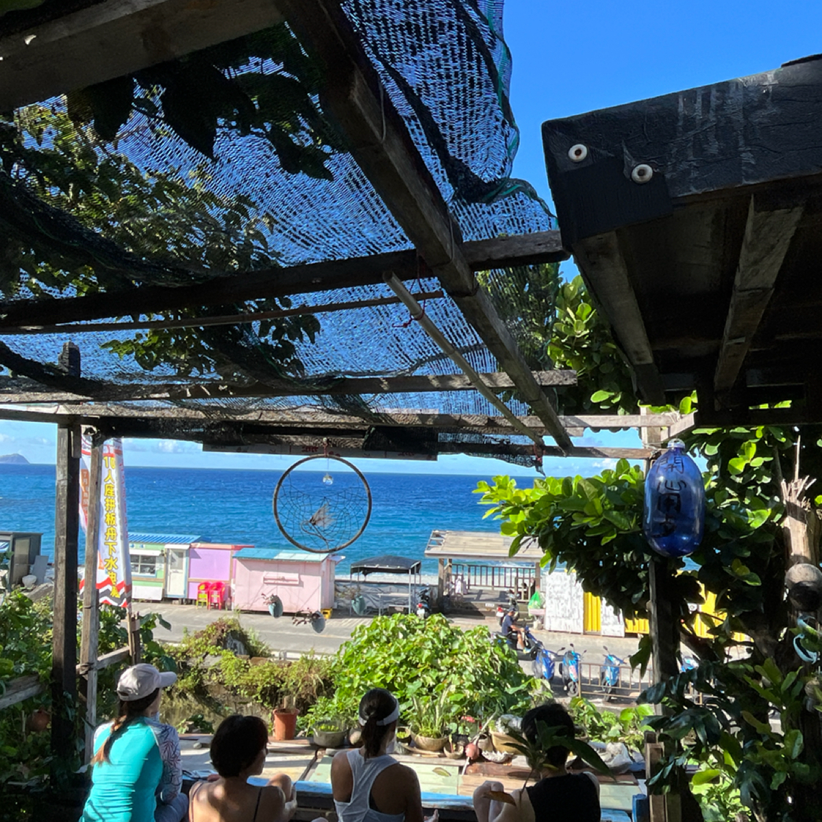 阿力給早餐店 的外觀氛圍圖片：座位區大家都很自然的看向海邊。 由Yo 拍攝