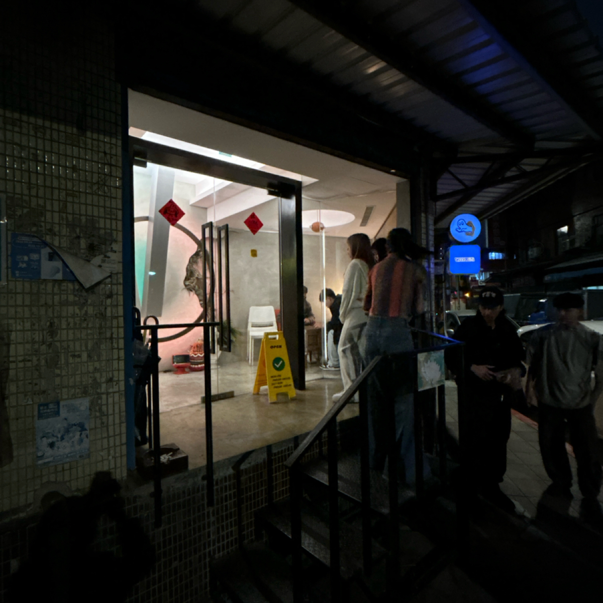 Vibe image of 抹More: 店面，招牌小小的 shot by 偷偷摸摸