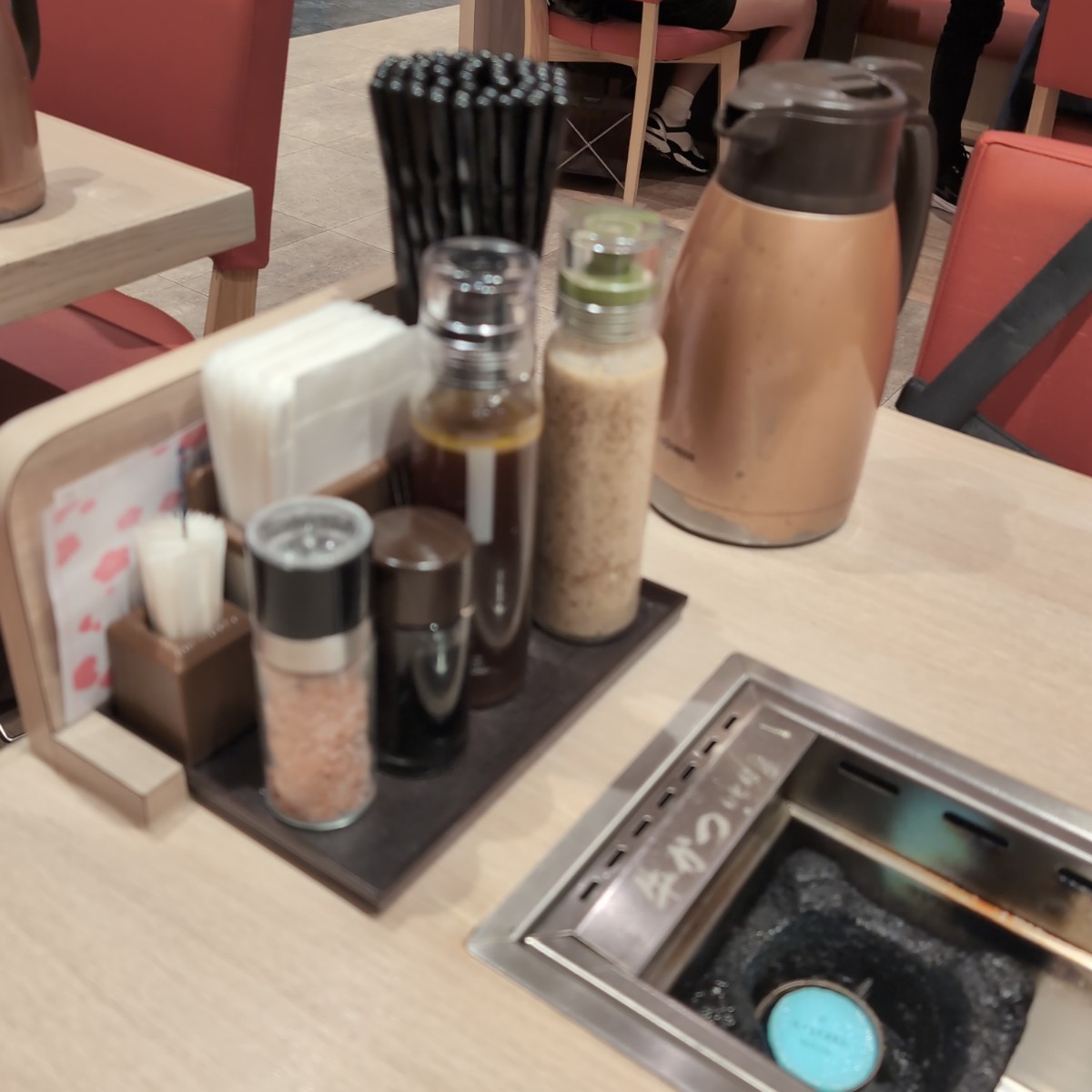 Vibe image of 炸牛元村  遠百信義A13店: 店內座位 shot by 句點