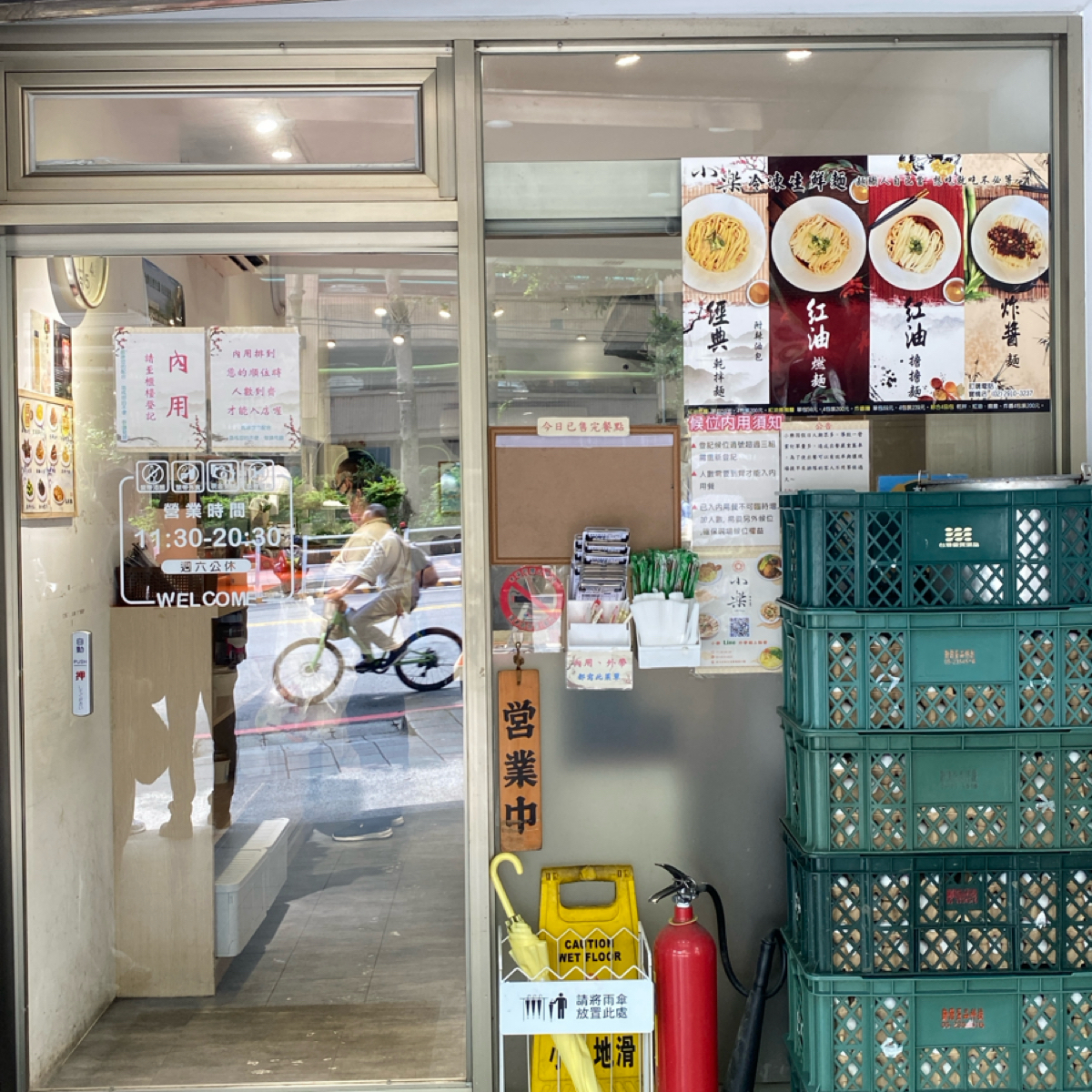 Vibe image of 小樂精緻麵食館: 店面不起眼，但是排隊的人很多 shot by Claudy