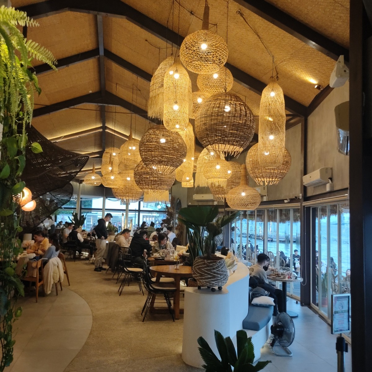 Vibe image of 水灣餐廳 榕堤店:  shot by money money