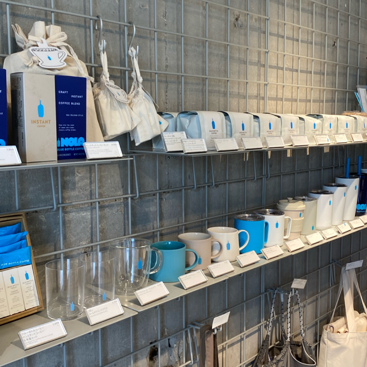 ブルーボトルコーヒー 池袋カフェ の雰囲気の写真：杯子牆！好想買3個杯子😂 by阿鈴s食 