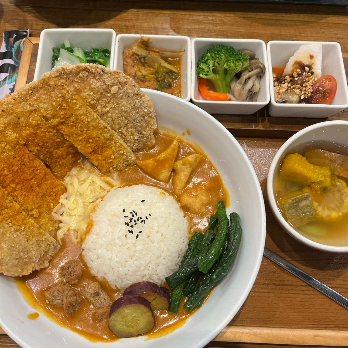 Meal image of 熱浪島南洋蔬食茶堂 員林店: 南洋咖哩排燒飯$399 shot by Qoo