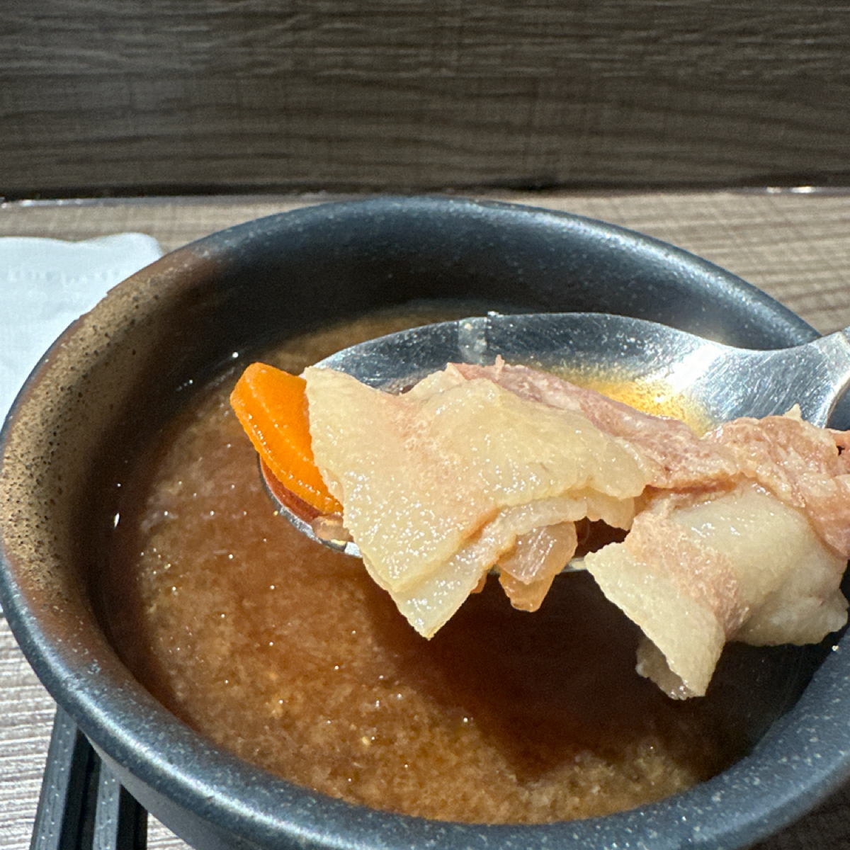 Meal image of love World 樂窩 香料咖哩: 味噌湯有數片豬肉片 shot by 阿波卡