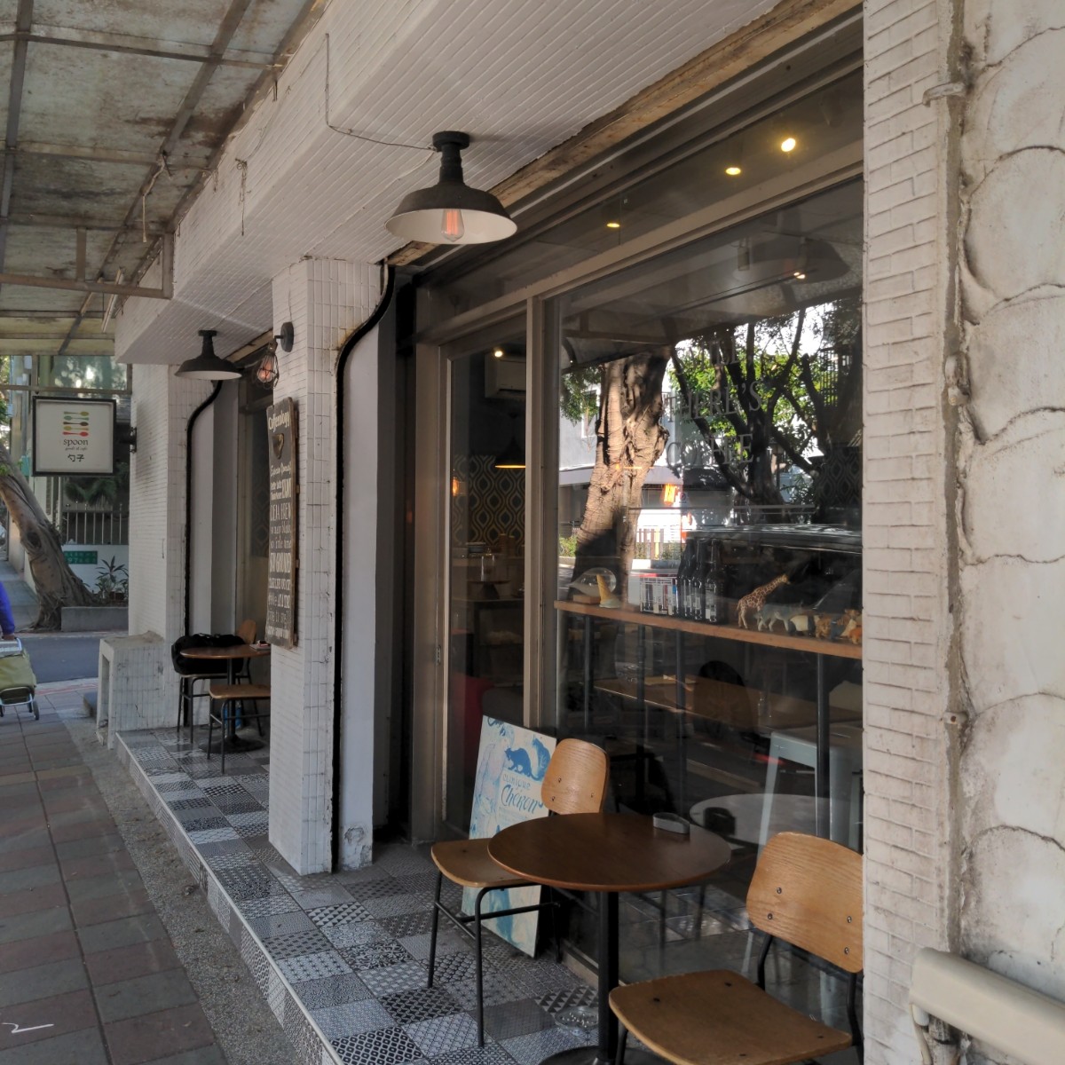 勺子咖啡店 spoon cafe(無限時、無訂位服務) の雰囲気の写真：外面小座位，可吸菸 by沒頭腦 