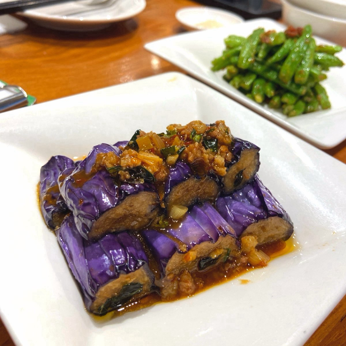 Meal image of 鼎泰豐 101店: 紅燒茄子
茄子是小時候討厭吃的菜之一，長大後發現茄子其實可以處理的很好吃！也是稍微炸過的茄子，配上辣 shot by 每個人都在找他的貓