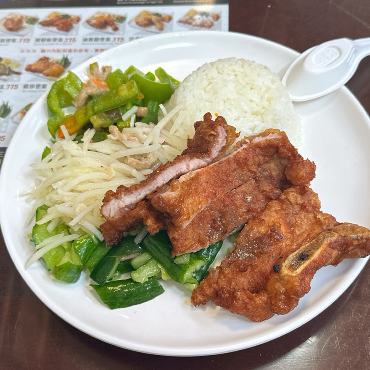 Meal image of 三重知高飯: ▪️炸排骨便當 $105

主食—炸排骨，味道普通，而且肉不多，
不知道是已經炸很久起來放著還是原本 shot by 草莓肉鬆蛋吐司