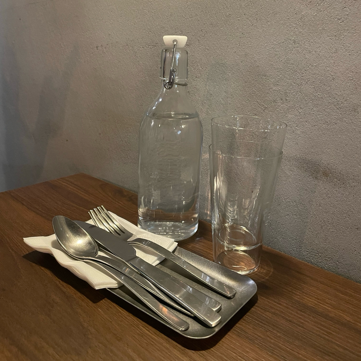 Vibe image of 文｜火｜處｜方 料理所: 桌上已先放好水及餐具 shot by 乃子過日子