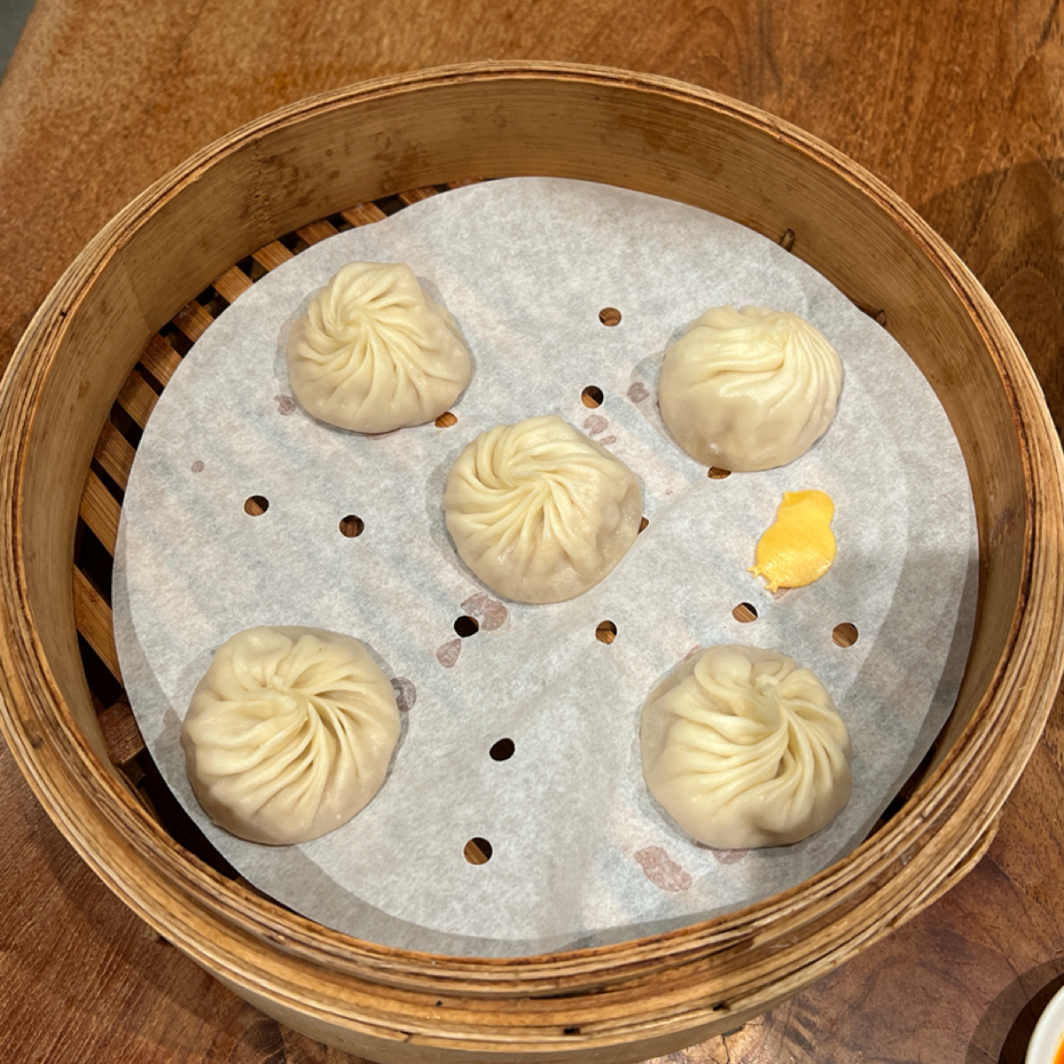 鼎泰豐 天母店 のレストランの写真：雞肉小籠包 &#x2F; 5個 ：
鼎泰豐最出名的小籠包系列，個人蠻喜歡雞肉小籠包的味道，相比豬肉的味道更清新 bySheng 