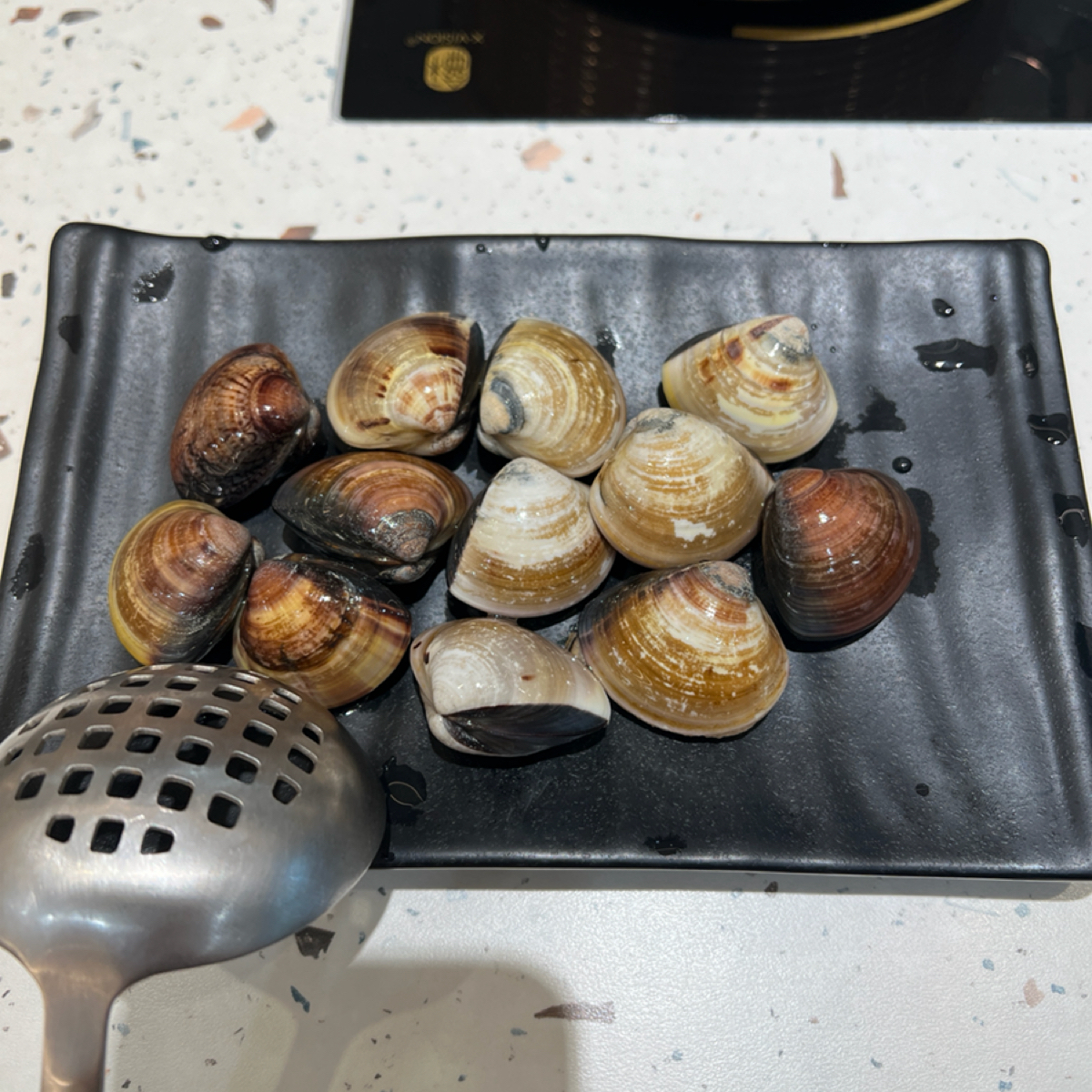 食客三千 のレストランの写真：菜盤可以換（特選梅花豬5oz、美國牛五花5oz、大蛤蜊12顆），我們把一個菜盤換成蛤蜊，很新鮮還可以 bySheng 